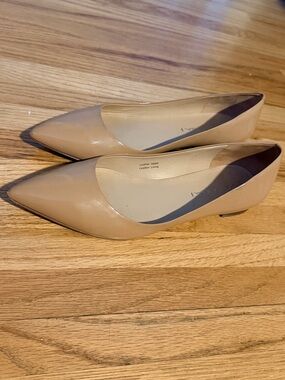 Via Spiga patented leather Classic Pointed-Toe Women's Flats in Nude size 7